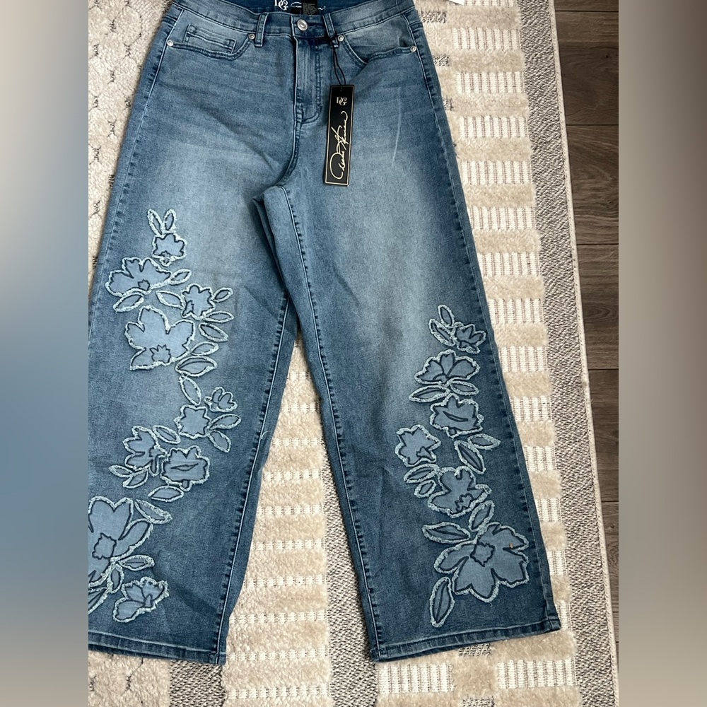 NWTS DG2 by Diane Gilman Any 3/$24 w/$4.99 ship  Floral Embroidered Cropped Jean
